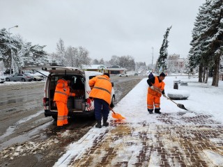 Дворники убирают от снега пешеходные дорожки в Воскресенске