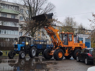 Бронницкие коммунальщики ежедневно вывозят из города несколько самосвалов листвы