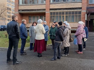 Жители просят ограничить движение через сквозной проезд на улице Центральной