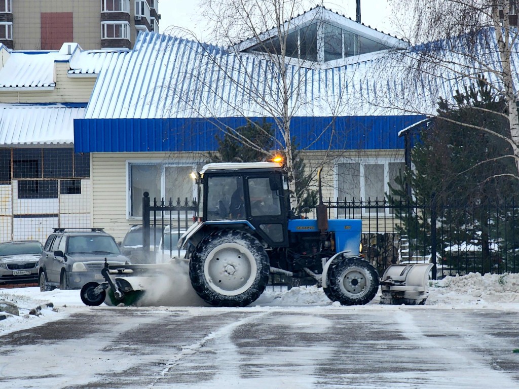 Коммунальщики Пущина убрали снег на всех пешеходных зонах и детских площадках