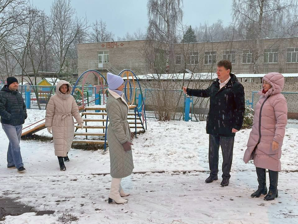 Дорожки во дворах жилых домов в поселке Юность почистили от снега