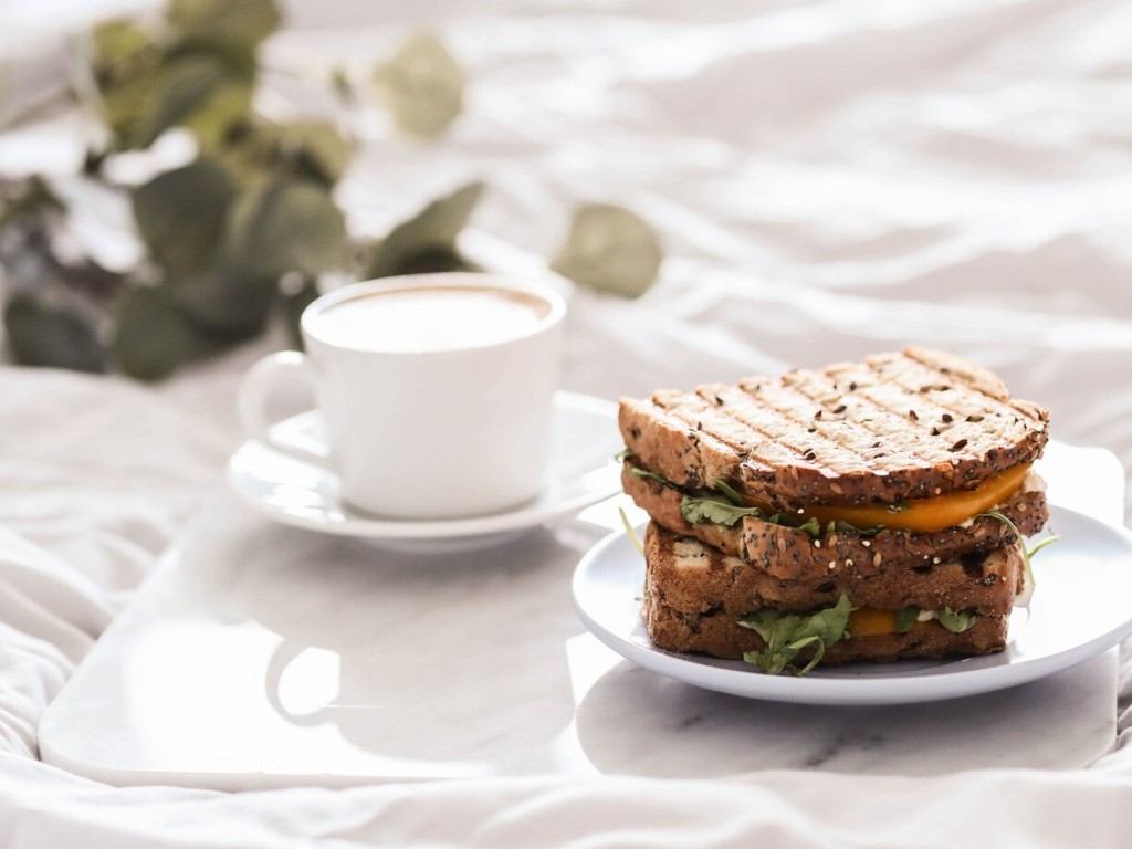 Врачи перечислили продукты, которые не стоит употреблять натощак