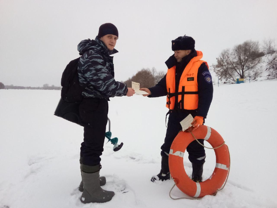 Рыбаков «Байкала» научили приемам спасения из ледяной полыньи