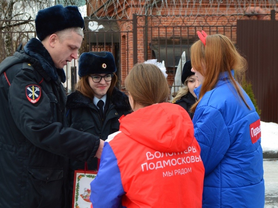 Активисты «Движения первых» из Наро-Фоминска поздравили полицейских