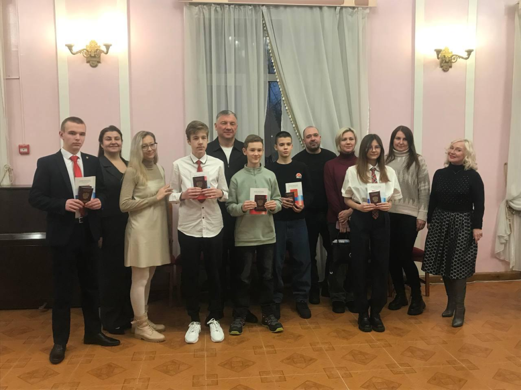Жуковские школьники получили первый важный документ в торжественной обстановке
