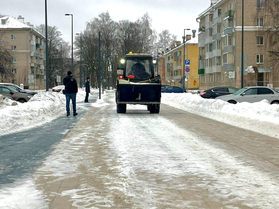 Коммунальщики Дубны несколько раз обработали дворы и улицы от снега