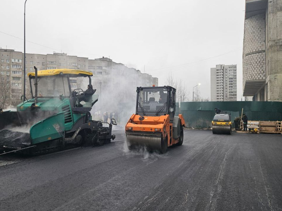 В Черноголовке на Школьном бульваре заканчивают укладку финишного слоя асфальта