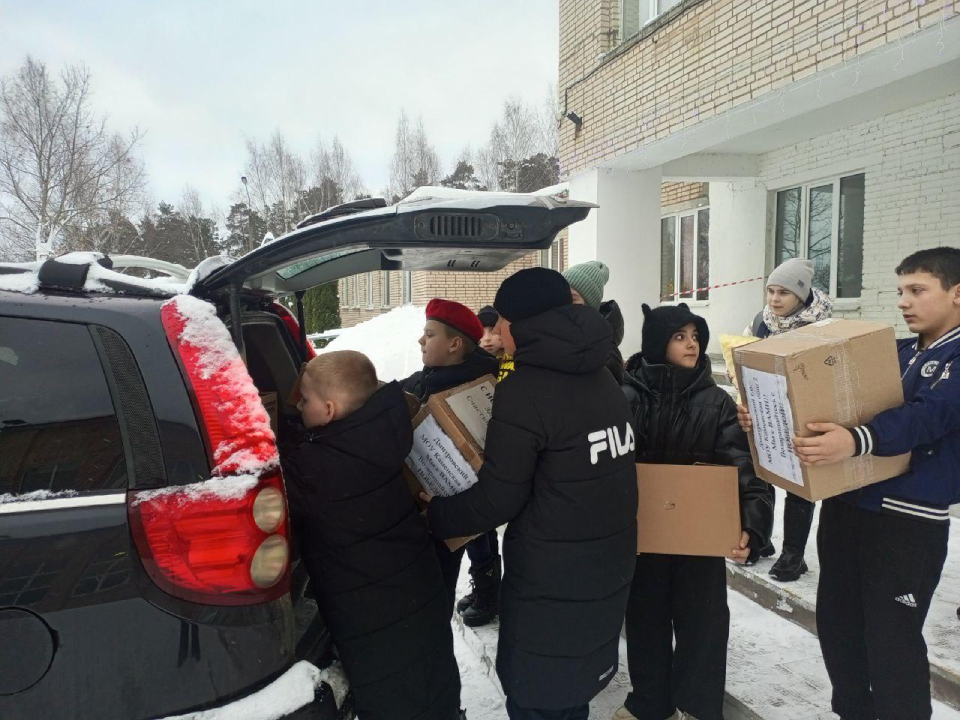 Партию зимних вещей и медикаментов отправили на передовую юнармейцы из Дмитрова