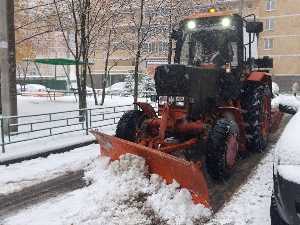 Коммунальщики Лобни очищают улицы от снега с раннего утра