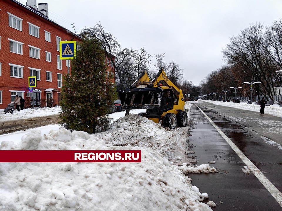 Более десяти кубометров снега вывезли с Парковой улицы