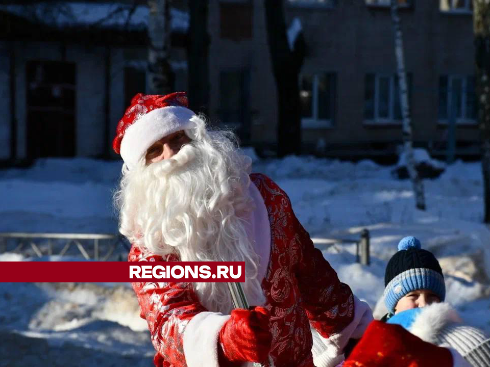 Дед Мороз сразился с Гринчем за мешок с подарками в центре Восхода