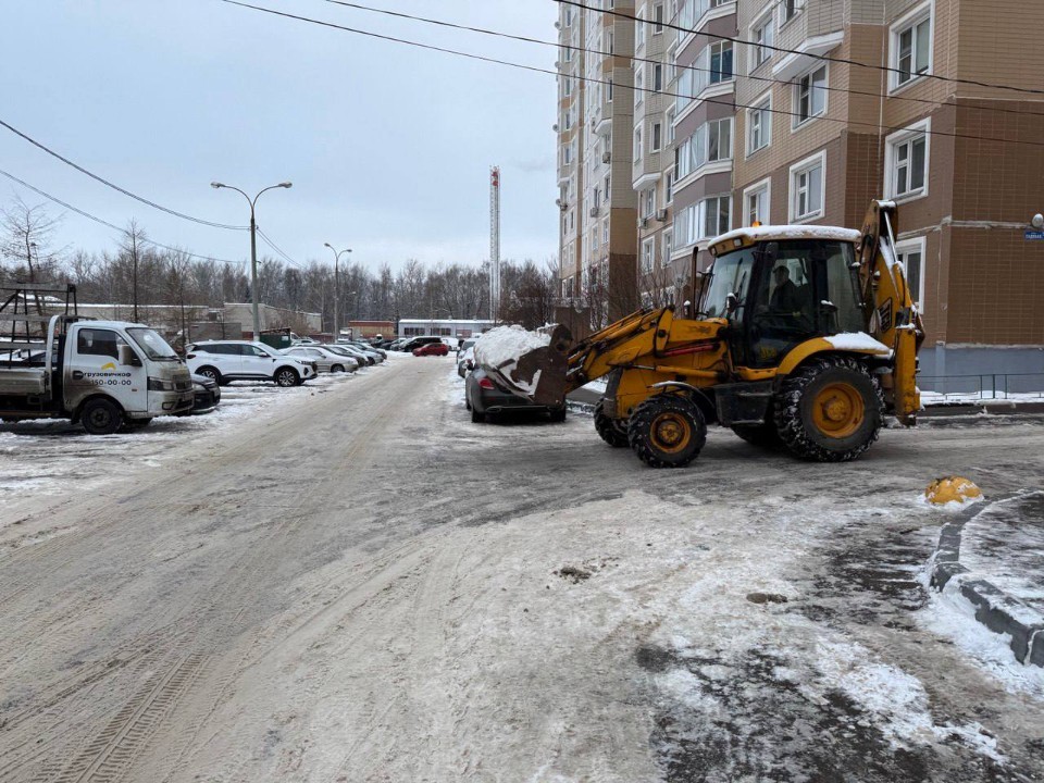 Улицы и дворы Подольска чистят от снега и наледи по правилам