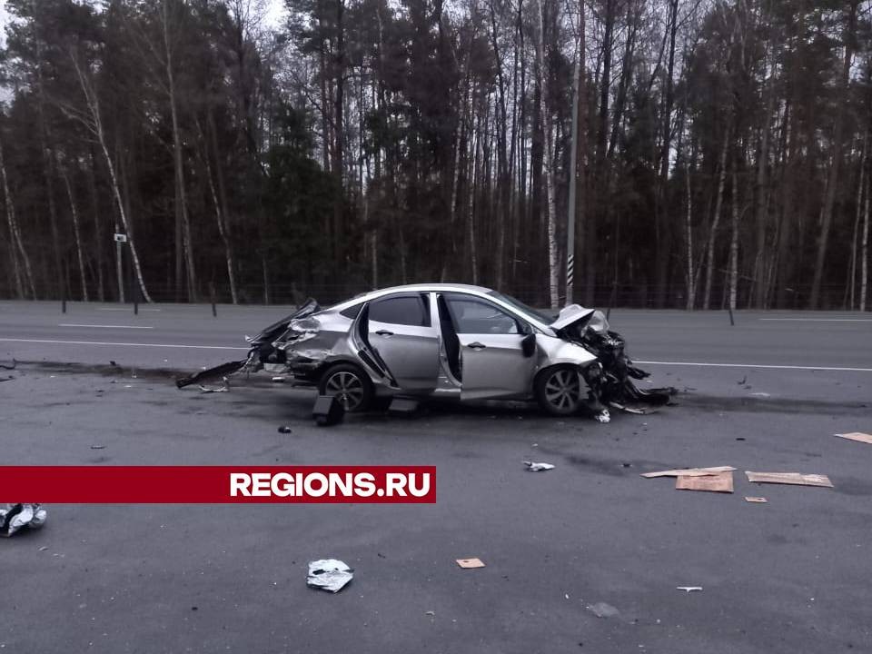 На Малодубенском шоссе легковушка столкнулась с автобусом