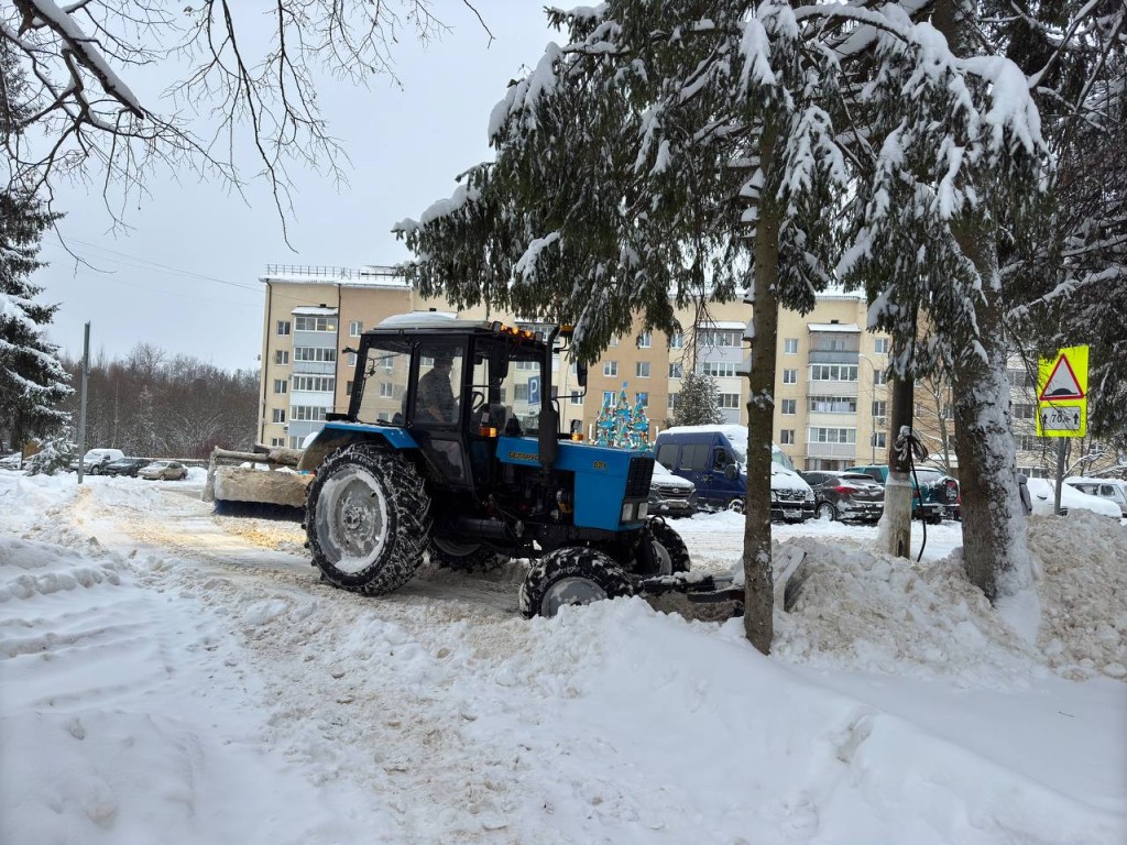 В Шатуре от снега чистят тротуары и детские площадки