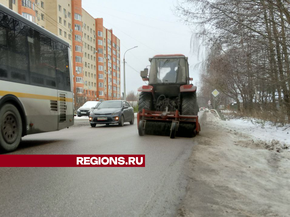 Дорожные службы Егорьевска приводят в порядок обочины трасс