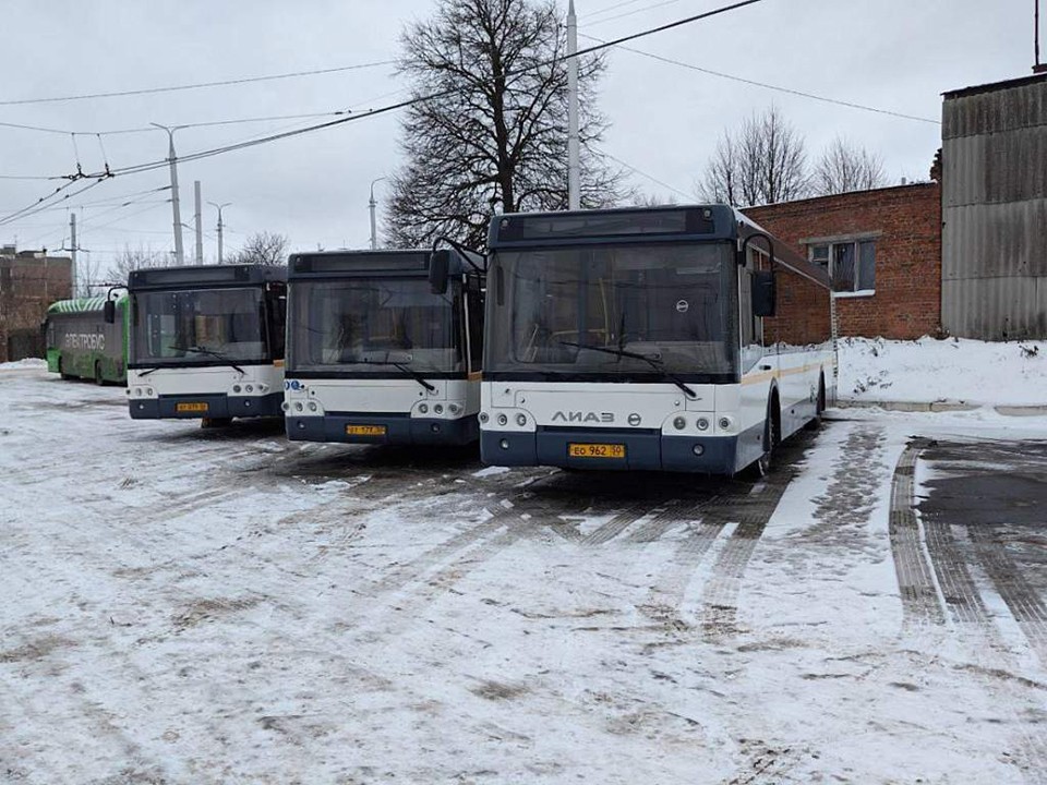 Подмосковье передало три автобуса ЛиАЗ Курской области