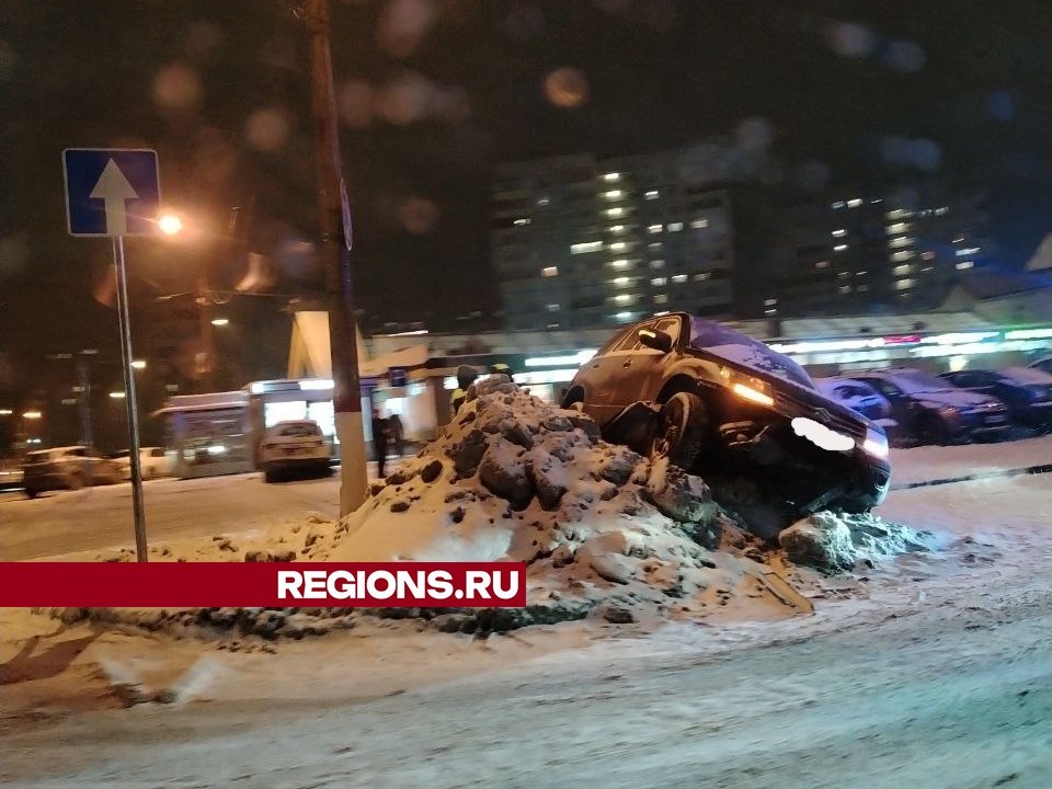 На улице Гудкова легковой автомобиль «залетел» на кучу снега