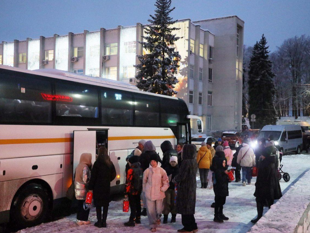 Детей бойцов СВО из Сергиева Посада поздравили с Новым годом в «Музыколандии»