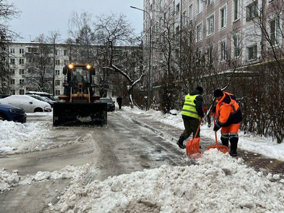 Жители Истры поблагодарили коммунальщиков, которые до асфальта расчистили двор