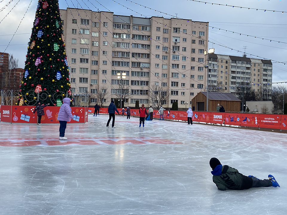 Подростки чуть не покалечили гостей катка «Елочка» петардами