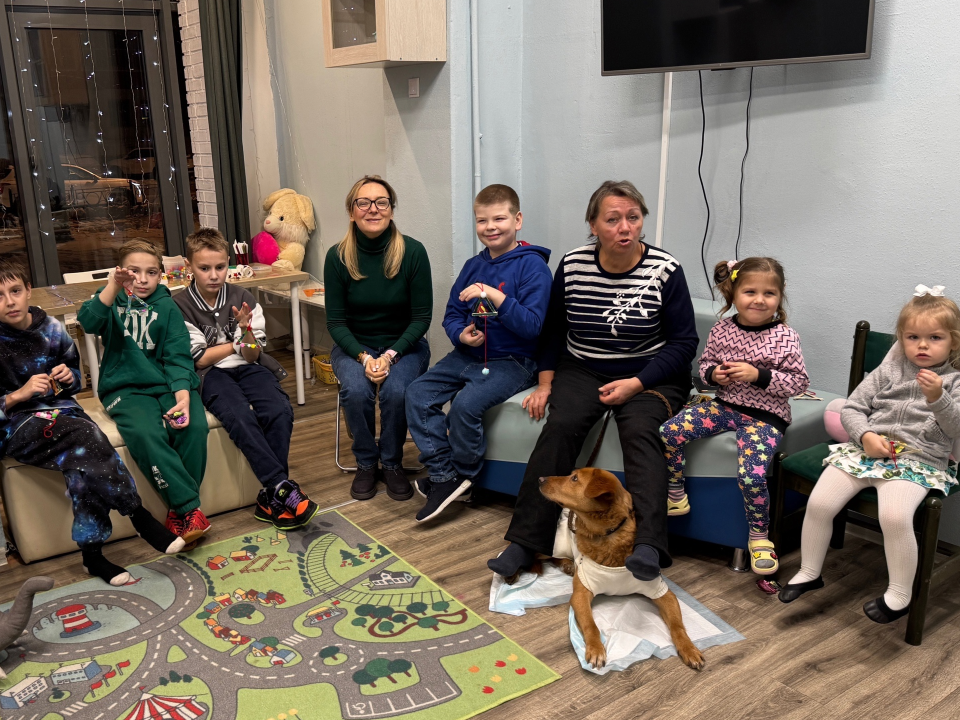 Гости электростальской библиотеки прочитали собаке Альме сказку про Деда Мороза