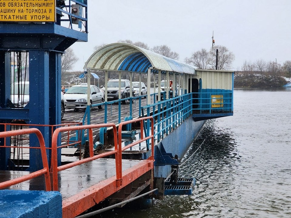 Паромная переправа в Белоомуте возобновила перевозку пассажиров и транспорта