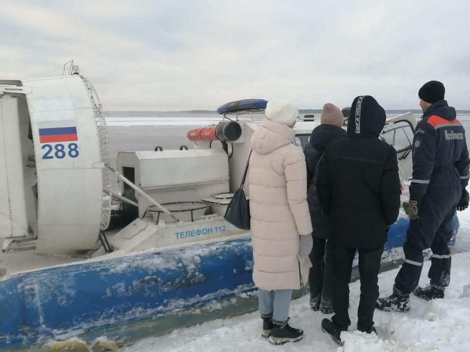 В Дубне спасатели показали студентам возможности судна на воздушной подушке «Хивус-6»