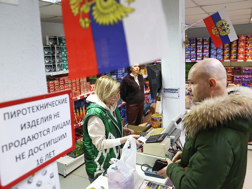 СМИ: в Шереметьево пассажирку оштрафовали за демонстрацию украинской атрибутики