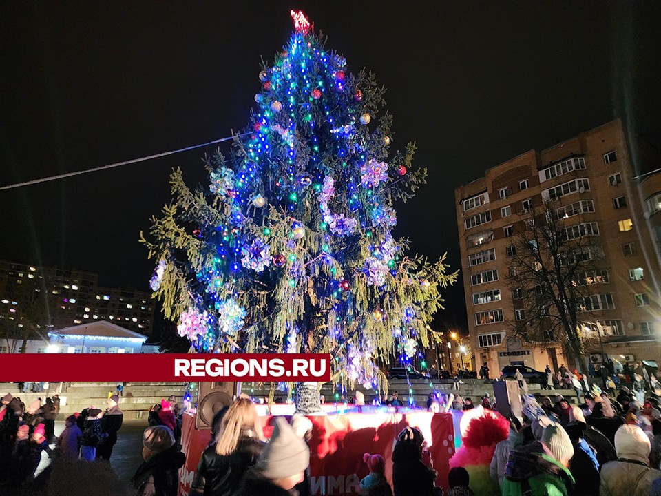 Огни зажгли на главной елке в Красноармейске в честь начала зимы