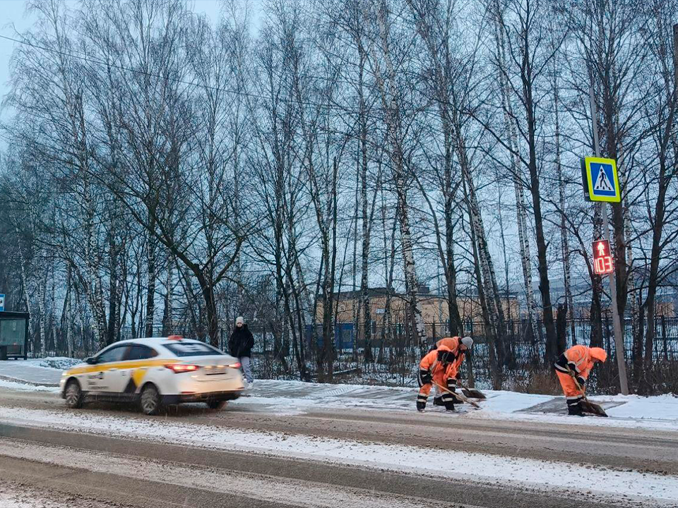 В Долгопрудном в усиленном режиме ведется уборка снега на дорогах и тротуарах