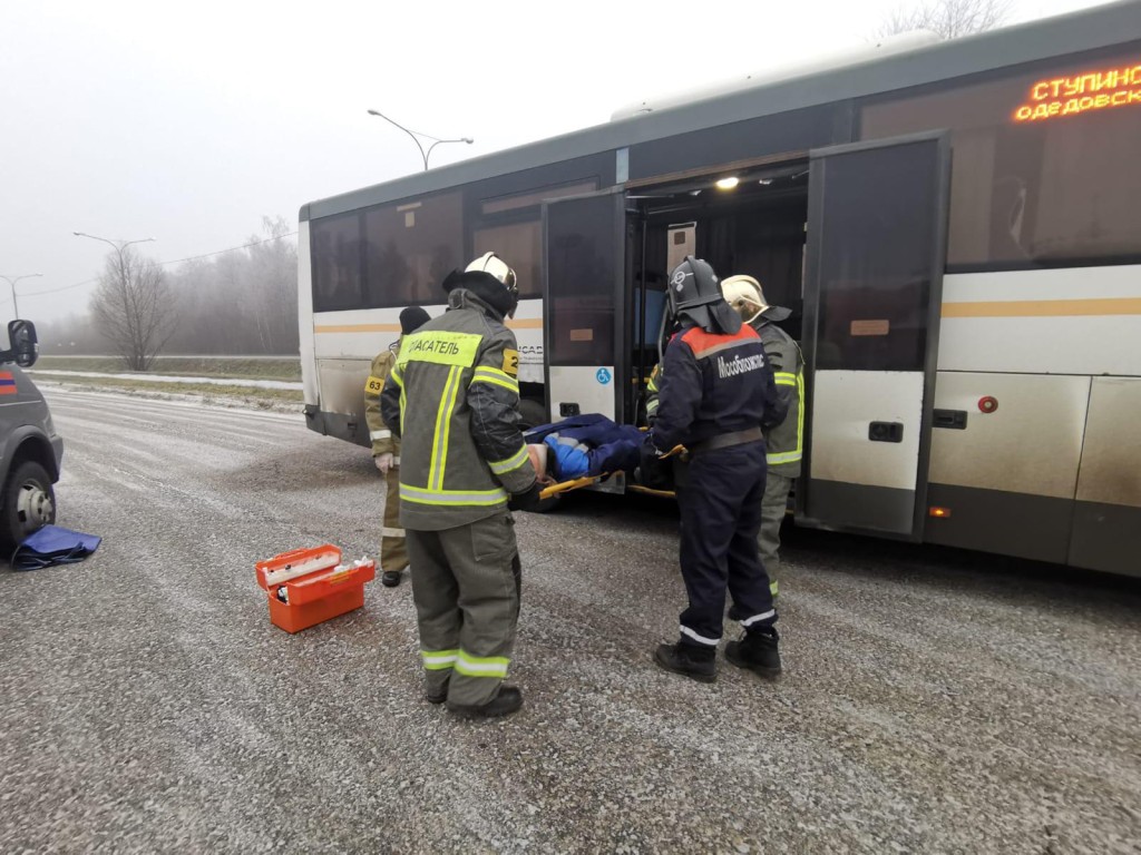 Все экстренные службы выехали на место предполагаемого ДТП с автобусом в Ступине