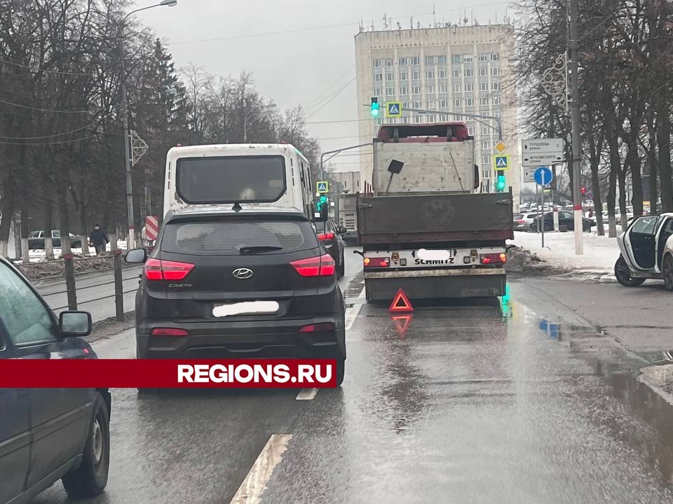 На улице Гагарина фура на два часа перекрыла полосу для движения