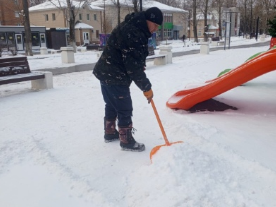 В Чехове почистили подъезды к соцобъектам и остановочным павильонам