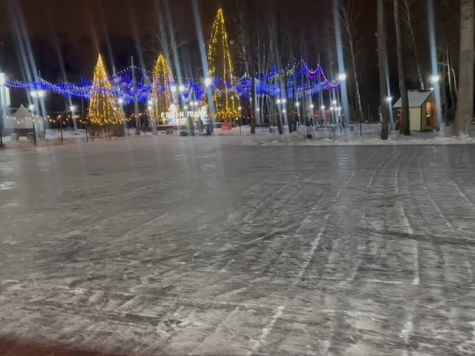 На маленьком катке, который залили в парке, дети смогут учиться кататься на коньках