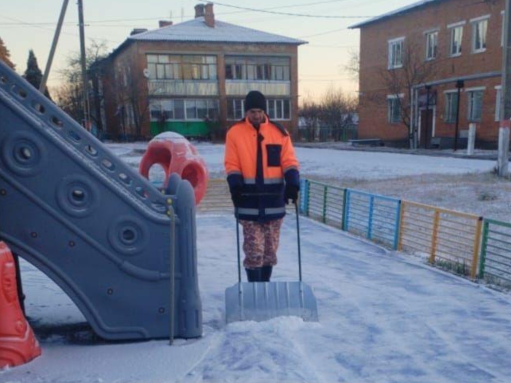 В поселке Радовицкий рабочие чистят снег