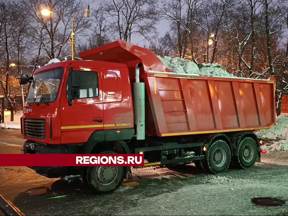 В Лобне теперь убирают снег трижды в день