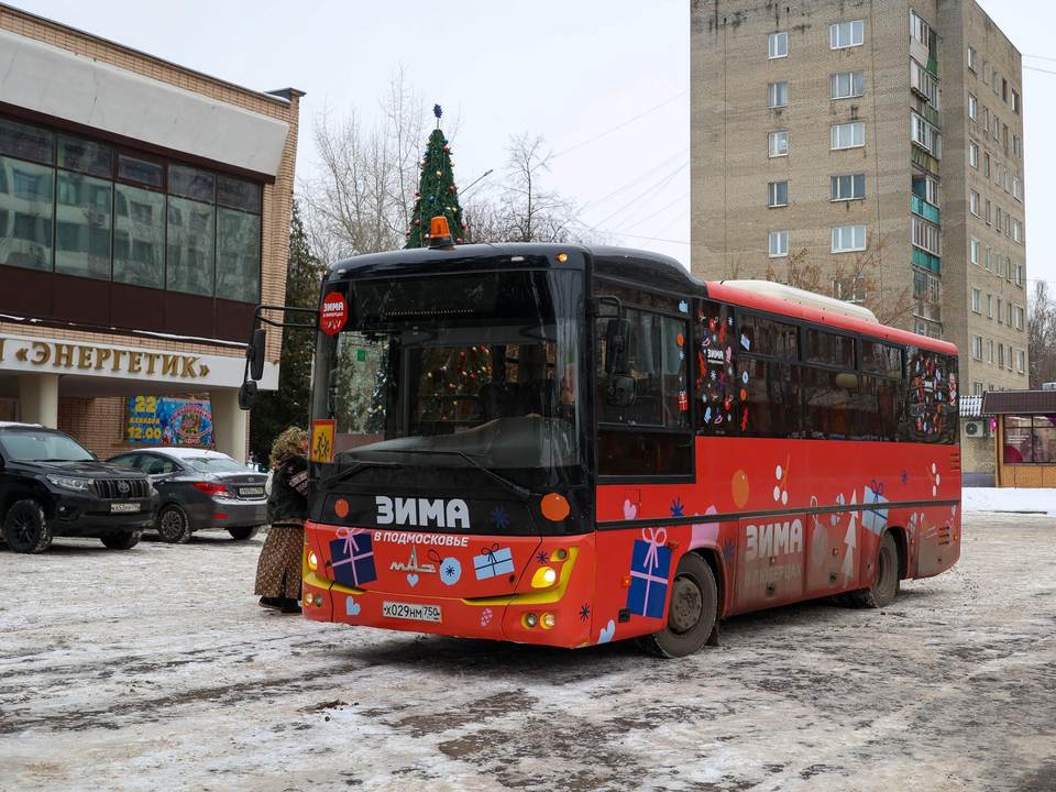 Новогодний автобус с аниматорами и развлечениями впервые курсирует в Дзержинском