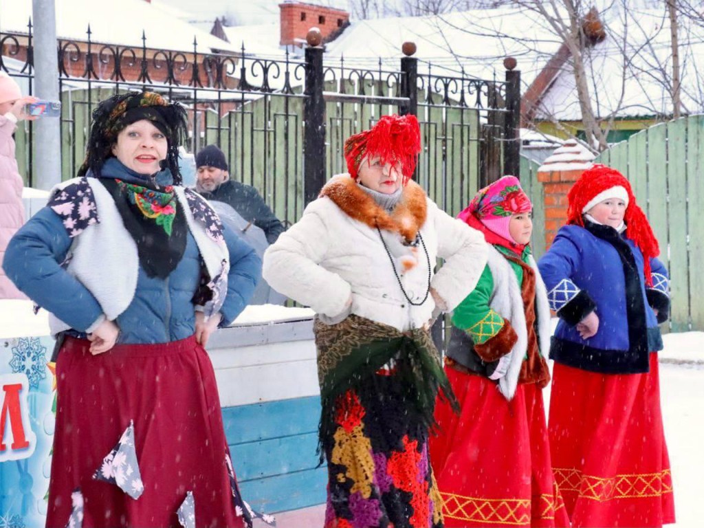 Бабки-Ежки мешали зажечь огни на елке в Семеновском