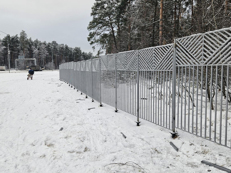 По периметру городского парка авиаграда установлено более 1000 секций забора