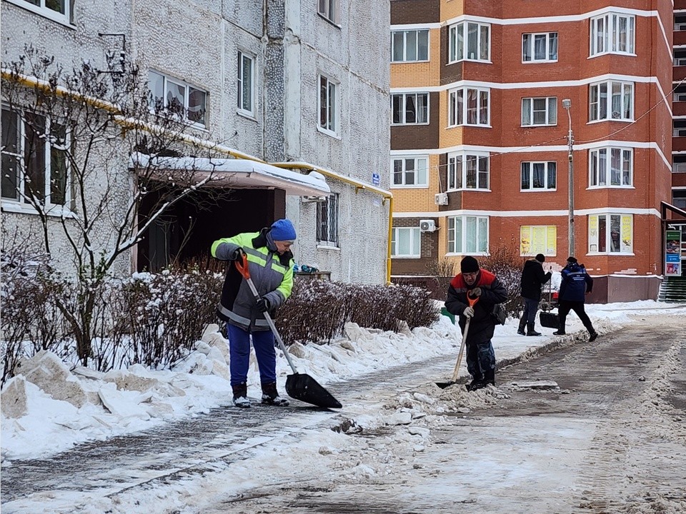 Жители поселка ВНИИССОК поблагодарили дворников за уборку снега