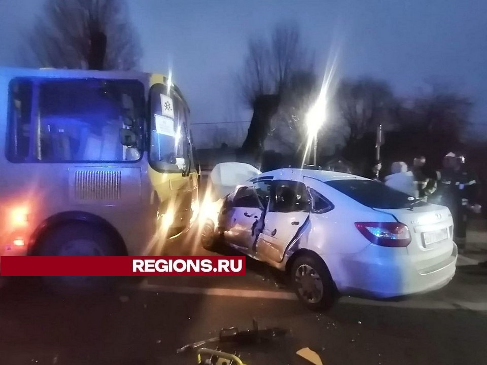 В Луховицах столкнулись автобус и легковой автомобиль, есть пострадавший