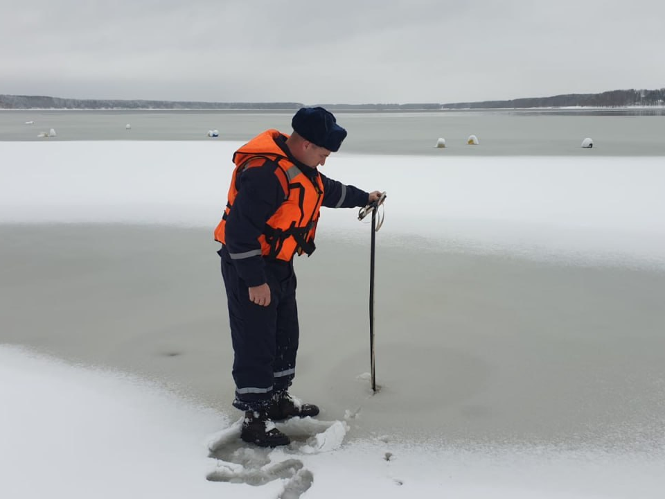 Толщина льда на водохранилище Можайска все еще опасна для прогулок и ловли рыбы