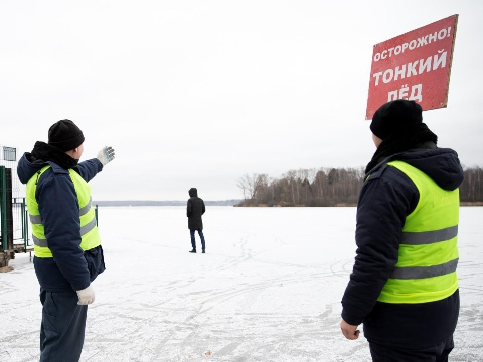 Жителей Солнечногорска предупредили о тонком льде на озере Сенеж