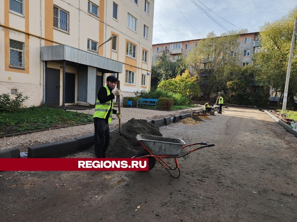 На улице Ворошилова постелили новый асфальт и сделали бордюр