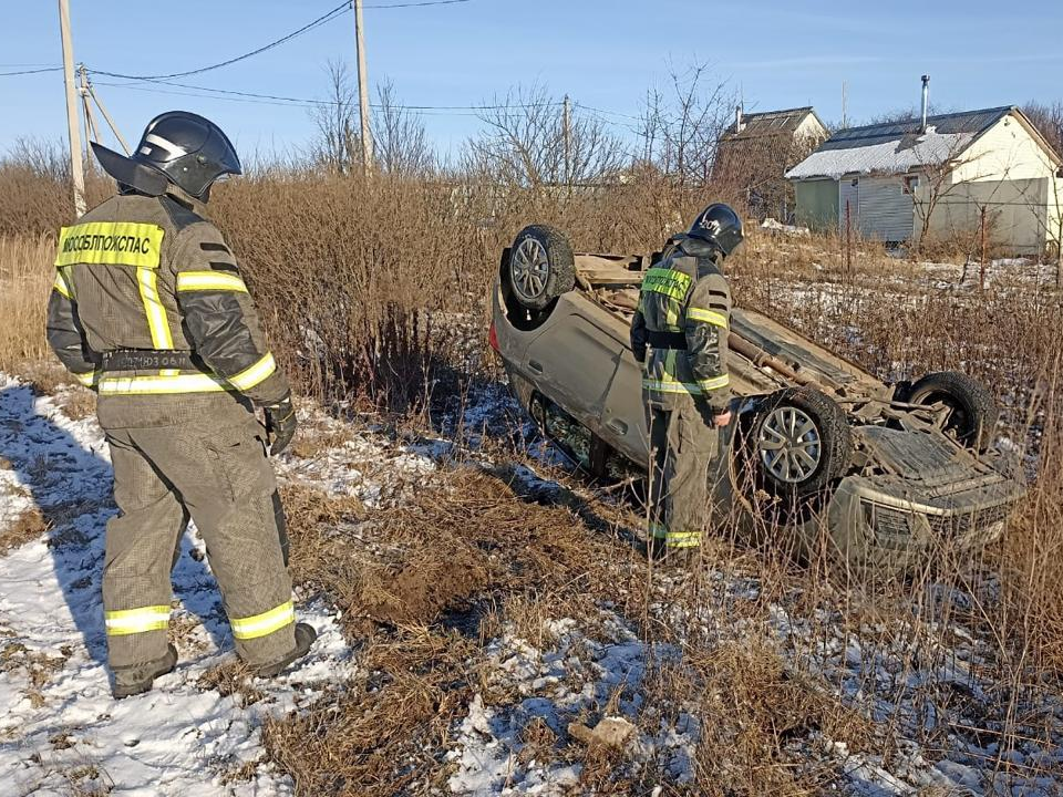 Легковушка улетела в кювет и перевернулась вместе с водителем в Дмитриевском