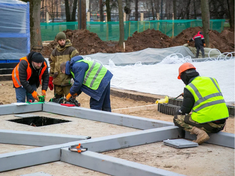 В парке Мира завершают укладку основания под искусственный каток