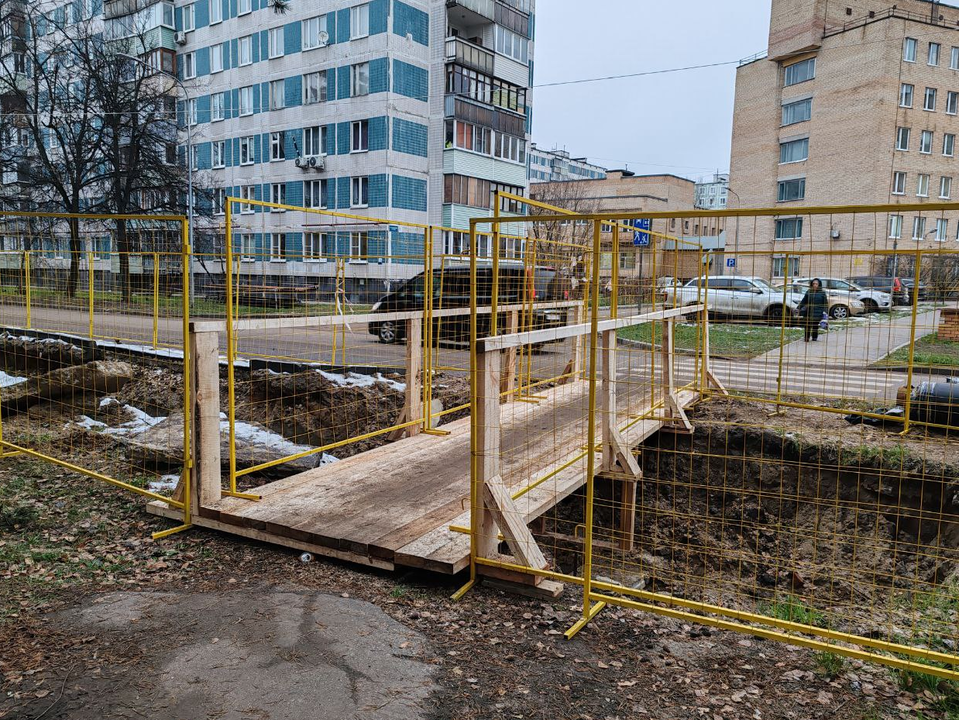 В Черноголовке по просьбе жителей делают мосты через рвы ремонтируемой теплосети