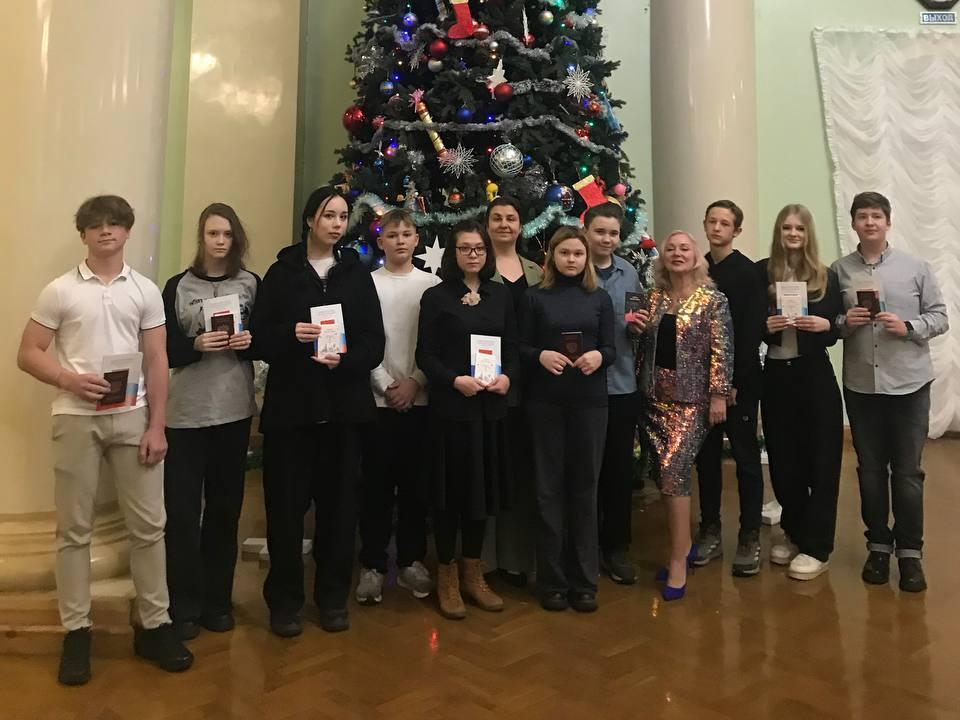 Замдиректора МФЦ поздравила жуковских школьников с получением первых паспортов