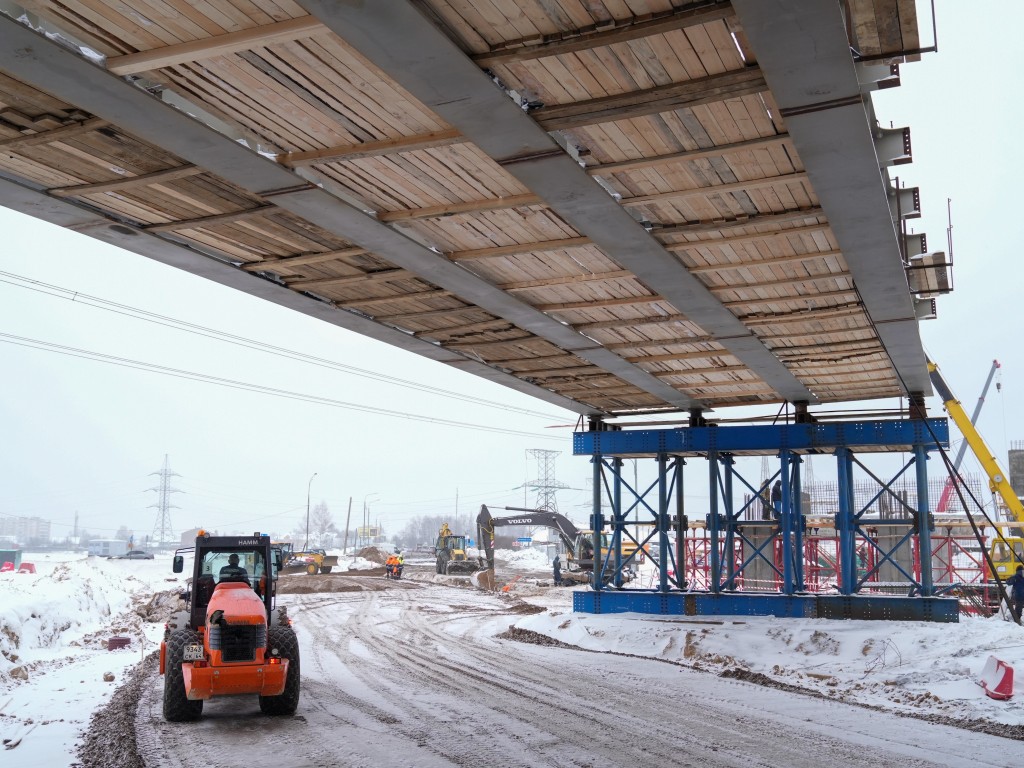 КамАЗ повредил мост на новой Мытищинской хорде