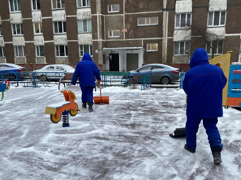 Коммунальщики Фрязина начали обработку дорожек противогололедными материалами